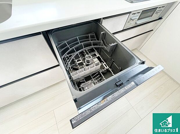 【食器洗い乾燥機】食事後の一仕事、食器洗いをボタン一つでお任せできちゃいます！場所を取らないビルトイン式なので、お料理スペースもしっかり確保！
