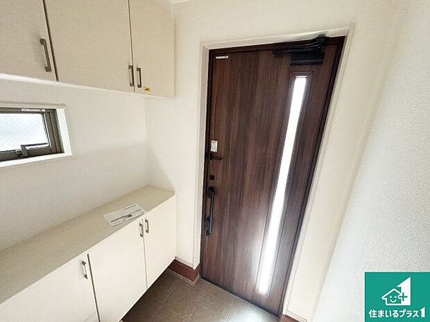 【玄関】シューズボックスにはたくさんの靴が収納できるので玄関周りはいつもスッキリ!ご家族が増えても安心!