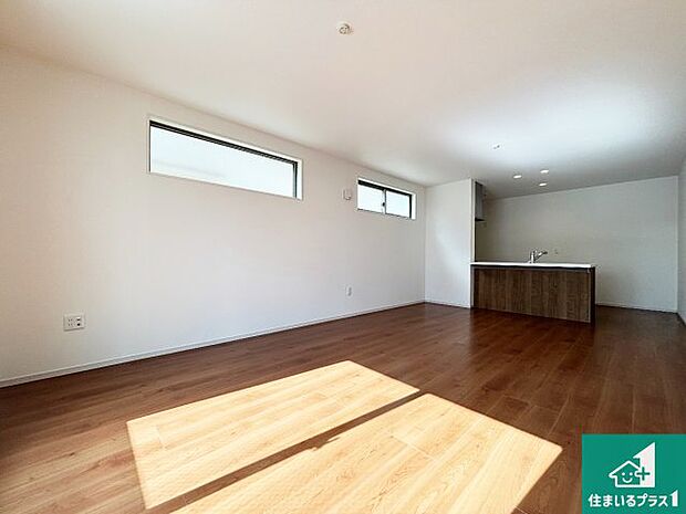 【居間・リビング】日当たり良好の明るいリビングで朝の目覚めもスッキリできそう!対面キッチンでご家族のコミュニケーションも自然と増える設計!小さなお子様が遊ぶスペースを作っても広々とくつろげるLDK!