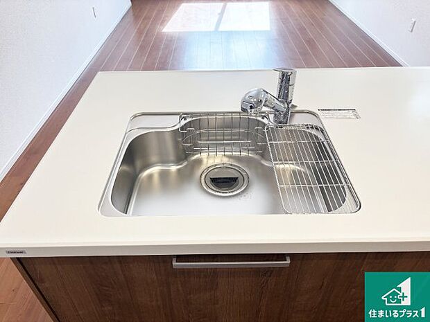 【キッチンシンク】蛇口の先端に浄水器を内蔵しています!原水と浄水、お湯と冷水、シャワーの切替えがワンタッチなので用途によって使い分けられます。