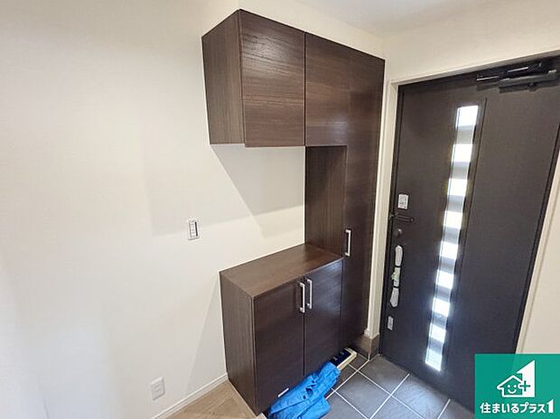 【玄関】シューズボックスにはたくさんの靴が収納できるので玄関周りはいつもスッキリ!ご家族が増えても安心!