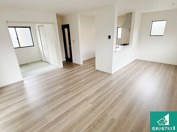 【居間・リビング】日当たり良好の明るいリビングで朝の目覚めもスッキリできそう!対面キッチンでご家族のコミュニケーションも自然と増える設計!小さなお子様が遊ぶスペースを作っても広々とくつろげるLDK!