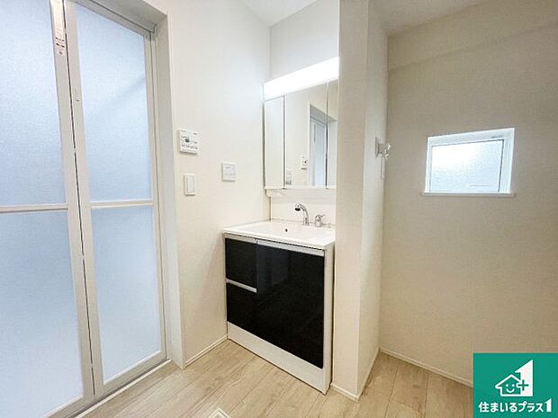 【独立洗面台】清潔感のある洗面台です。フラットな鏡は掃除がしやすく毎日清潔！鏡裏には収納があるのでスッキリとした洗面台が保てます。