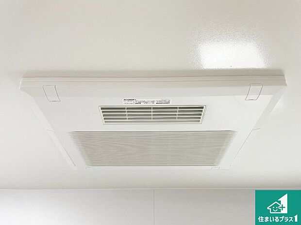 【浴室暖房乾燥機】四季を通して快適なバスライフをお手伝いする浴室暖房乾燥機！浴室の乾燥・暖房・涼風・換気はもちろん、２４時間換気にも対応！ 