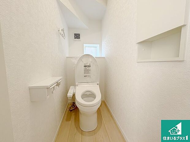 【トイレ】1・2階の2ヶ所にあるので、朝の忙しい時間の順番待ちもなく、深夜の利用にも大変便利です。