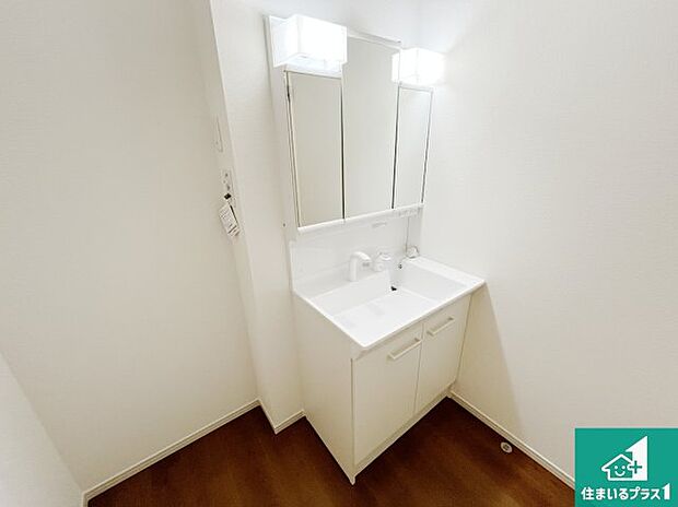 【独立洗面台】清潔感のある洗面台です。フラットな鏡は掃除がしやすく毎日清潔!鏡裏には収納があるのでスッキリとした洗面台が保てます。