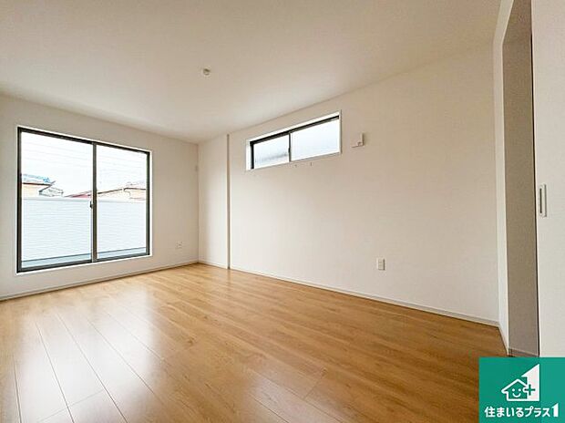 【洋室】シンプルな洋室は、自分好みのインテリアが楽しめます♪ご家族とインテリアや家具を選びに行くのは新築購入時の醍醐味の一つです。ぜひお楽しみください♪