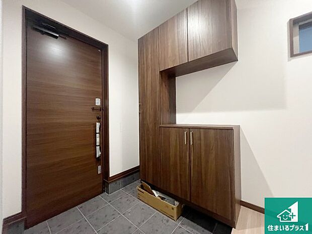 【玄関】シューズボックスにはたくさんの靴が収納できるので玄関周りはいつもスッキリ！ご家族が増えても安心！