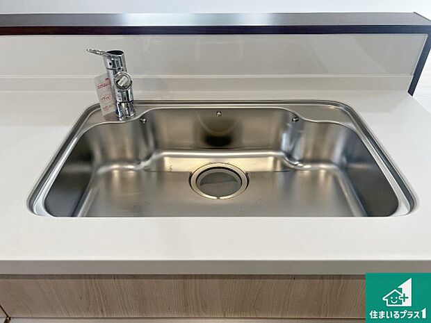 【キッチンシンク】蛇口の先端に浄水器を内蔵しています！原水と浄水、お湯と冷水、シャワーの切替えがワンタッチなので用途によって使い分けられます。