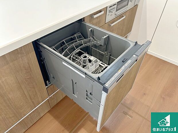 【食器洗浄乾燥機】食事後の一仕事、食器洗いをボタン一つでお任せできちゃいます！場所を取らないビルトイン式なので、お料理スペースもしっかり確保！