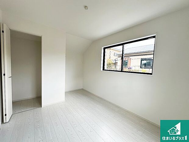 【洋室】寝室は心地よい眠りについてもらいたくて、シンプルかつ開放的な空間な設計にしています!大きな窓から差し込む日が心地いいです♪