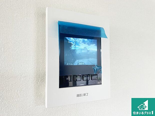 【カラーモニターインターホン】声だけでなく来訪者の姿や顔がモニターで確認できるので、小さなお子様がいらっしゃるご家庭でも安心できます！