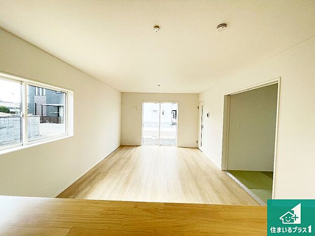 【居間・リビング】日当たり良好の明るいリビングで朝の目覚めもスッキリできそう!対面キッチンでご家族のコミュニケーションも自然と増える設計!小さなお子様が遊ぶスペースを作っても広々とくつろげるLDK!