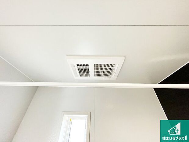 【浴室暖房乾燥機】四季を通して快適なバスライフをお手伝いする浴室暖房乾燥機!浴室の乾燥・暖房・涼風・換気はもちろん、24時間換気にも対応!