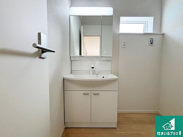 【独立洗面台】清潔感のある洗面台です。フラットな鏡は掃除がしやすく毎日清潔!鏡裏には収納があるのでスッキリとした洗面台が保てます。