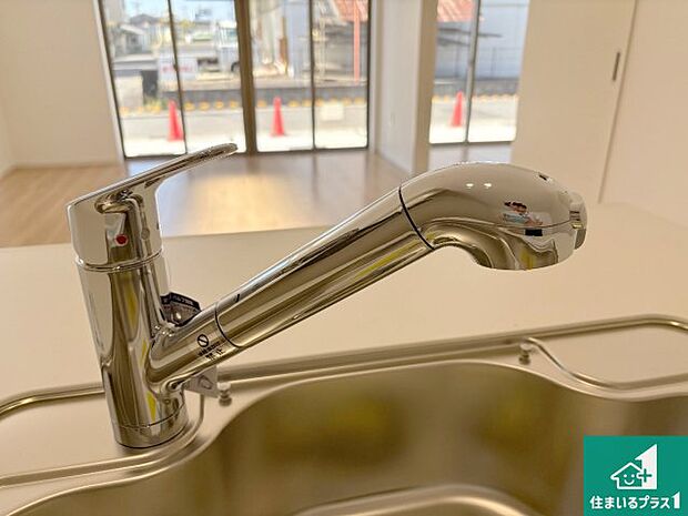 【キッチン水栓】浄水器を内蔵！炊飯時、お茶を作る時に安心してお水を使えます！お湯と冷水、浄水と原水、シャワーの切替えもワンタッチです！