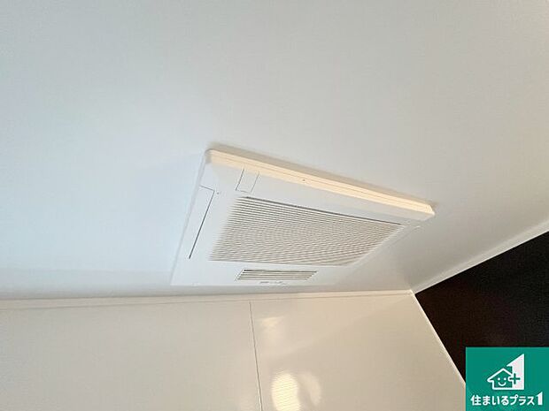 【浴室暖房乾燥機】四季を通して快適なバスライフをお手伝いする浴室暖房乾燥機！浴室の乾燥・暖房・涼風・換気はもちろん、２４時間換気にも対応！ 