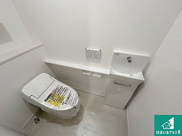 【トイレ】1・2階の2ヶ所にあるので、朝の忙しい時間の順番待ちもなく、深夜の利用にも大変便利です。