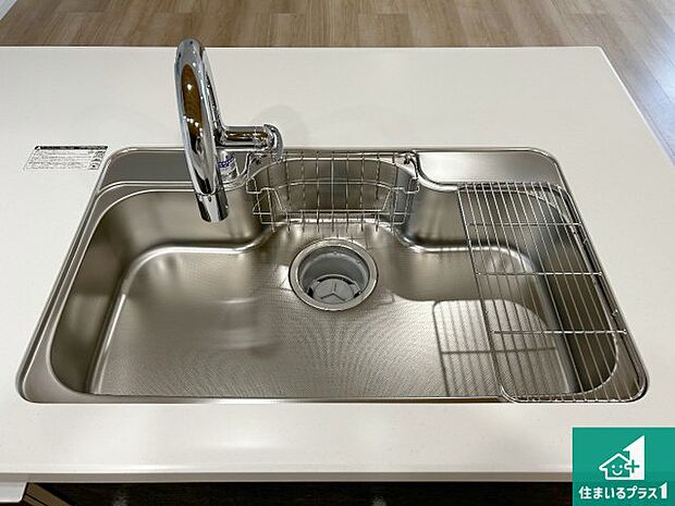 【キッチンシンク】蛇口の先端に浄水器を内蔵しています！原水と浄水、お湯と冷水、シャワーの切替えがワンタッチなので用途によって使い分けられます。