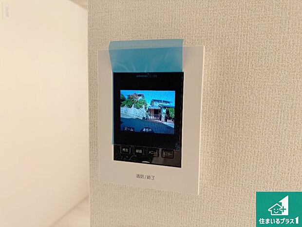 【カラーモニターインターホン】声だけでなく来訪者の姿や顔がモニターで確認できるので、小さなお子様がいらっしゃるご家庭でも安心できます！