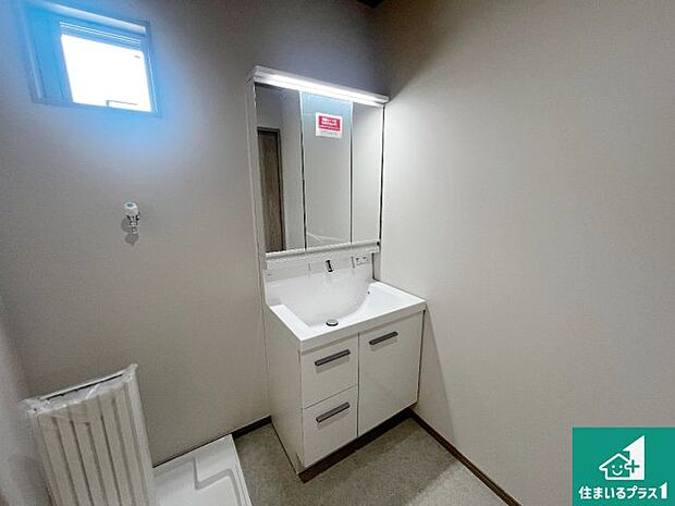 【独立洗面台】清潔感のある洗面台です。フラットな鏡は掃除がしやすく毎日清潔!鏡裏には収納があるのでスッキリとした洗面台が保てます。