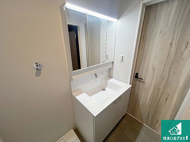 【独立洗面台】清潔感のある洗面台です。フラットな鏡は掃除がしやすく毎日清潔！鏡裏には収納があるのでスッキリとした洗面台が保てます。
