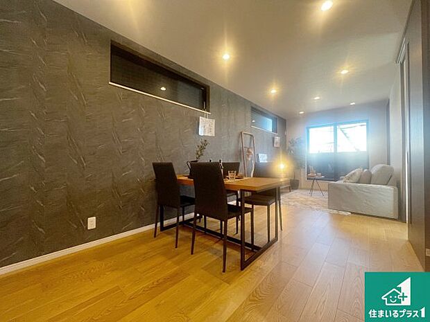 【居間・リビング】日当たり良好の明るいリビングで朝の目覚めもスッキリできそう！対面キッチンでご家族のコミュニケーションも自然と増える設計！小さなお子様が遊ぶスペースを作っても広々とくつろげるLDK！