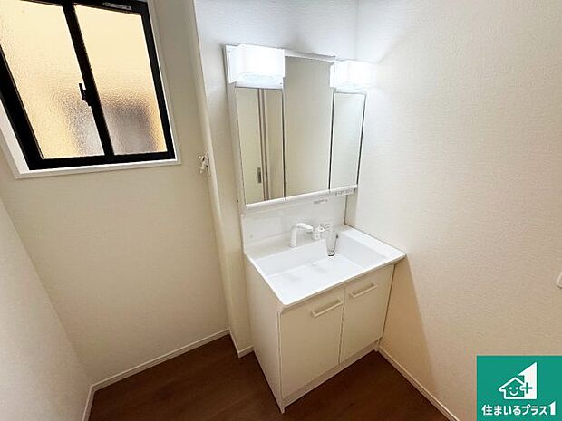 【独立洗面台】清潔感のある洗面台です。フラットな鏡は掃除がしやすく毎日清潔！鏡裏には収納があるのでスッキリとした洗面台が保てます。