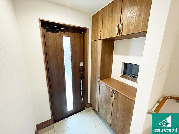 【玄関】シューズボックスにはたくさんの靴が収納できるので玄関周りはいつもスッキリ!ご家族が増えても安心!