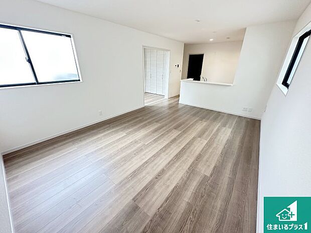 【居間・リビング】シンプルなリビングは、観葉植物等のインテリアを楽しめますね!パパ好みにも、ママ好みにも家具次第で雰囲気を変えることができます!