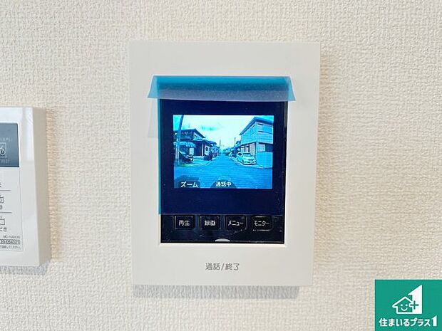 【カラーモニターインターホン】声だけでなく来訪者の姿や顔がモニターで確認できるので、小さなお子様がいらっしゃるご家庭でも安心できます!