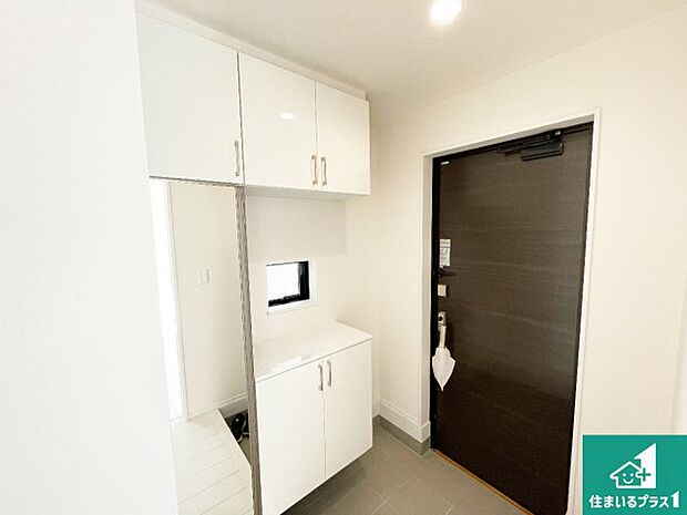 【玄関】シューズボックスにはたくさんの靴が収納できるので玄関周りはいつもスッキリ！ご家族が増えても安心！