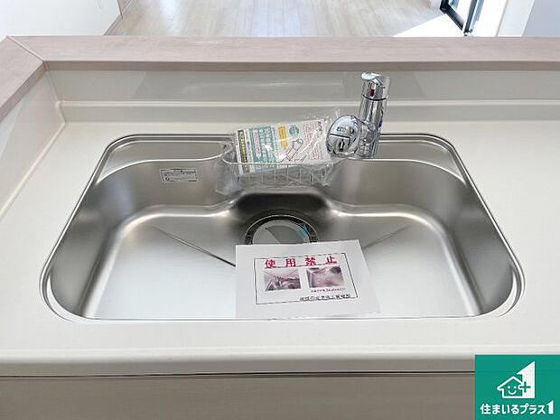 【キッチンシンク】蛇口の先端に浄水器を内蔵しています！原水と浄水、お湯と冷水、シャワーの切替えがワンタッチなので用途によって使い分けられます。