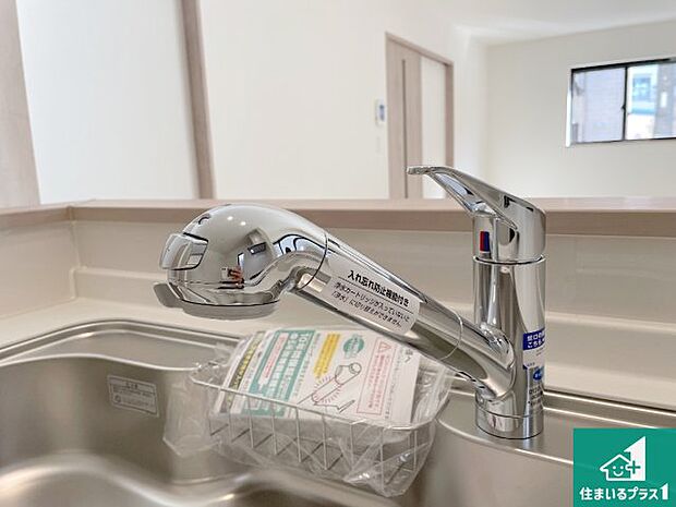 【キッチン水栓】浄水器を内蔵！炊飯時、お茶を作る時に安心してお水を使えます！お湯と冷水、浄水と原水、シャワーの切替えもワンタッチです！