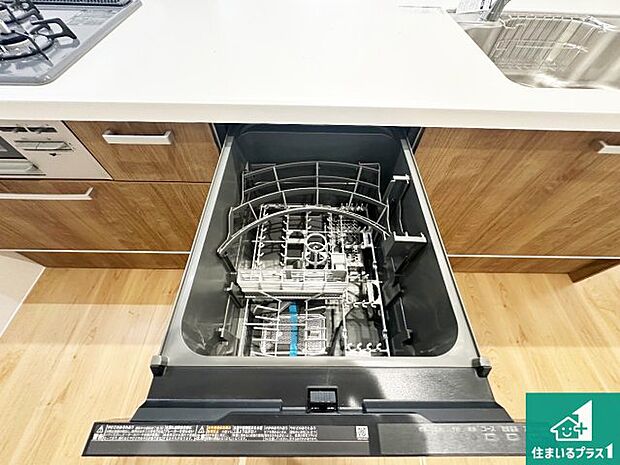 【食器洗浄乾燥機】食事後の一仕事、食器洗いをボタン一つでお任せできちゃいます!場所を取らないビルトイン式なので、お料理スペースもしっかり確保!
