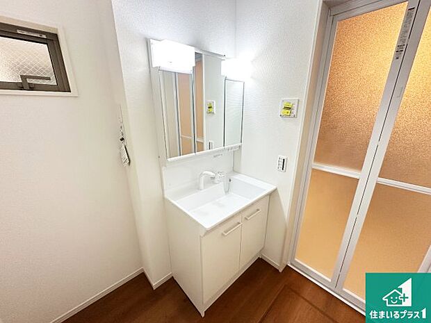 【独立洗面台】清潔感のある洗面台です。フラットな鏡は掃除がしやすく毎日清潔!鏡裏には収納があるのでスッキリとした洗面台が保てます。