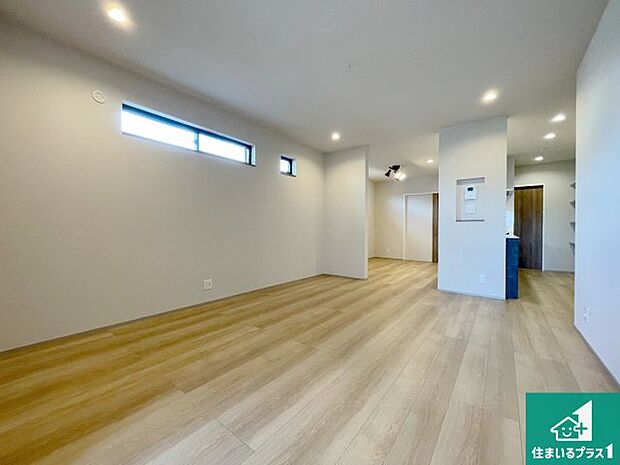 【居間・リビング】日当たり良好の明るいリビングで朝の目覚めもスッキリできそう!対面キッチンでご家族のコミュニケーションも自然と増える設計!小さなお子様が遊ぶスペースを作っても広々とくつろげるLDK!