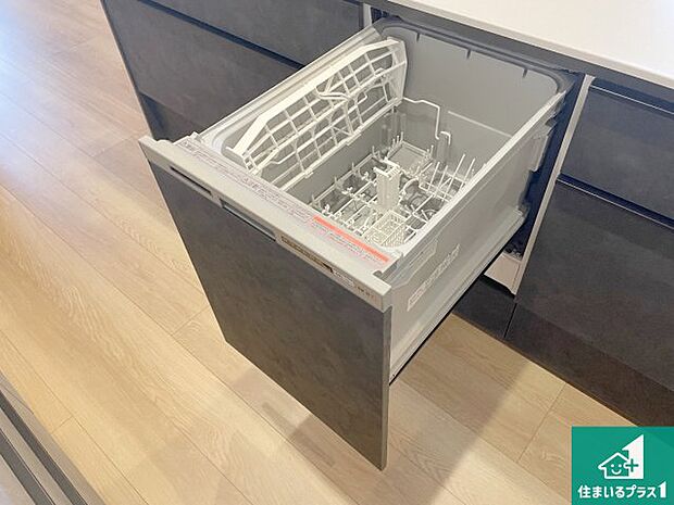 【食洗機】食事後の一仕事、食器洗いをボタン一つでお任せできちゃいます!場所を取らないビルトイン式なので、お料理スペースもしっかり確保!
