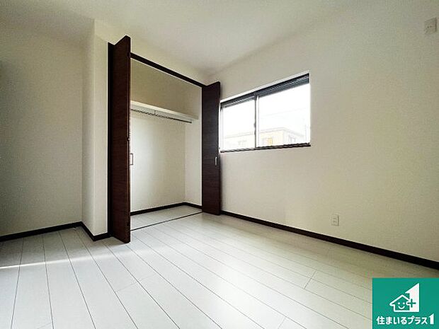 【洋室】シンプルな洋室は、自分好みのインテリアが楽しめます♪ご家族とインテリアや家具を選びに行くのは新築購入時の醍醐味の一つです。ぜひお楽しみください♪