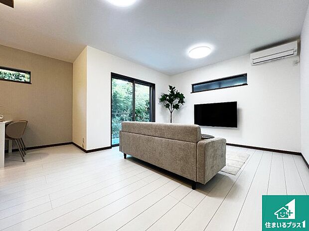 【居間・リビング】日当たり良好の明るいリビングで朝の目覚めもスッキリできそう!対面キッチンでご家族のコミュニケーションも自然と増える設計!小さなお子様が遊ぶスペースを作っても広々とくつろげるLDK!