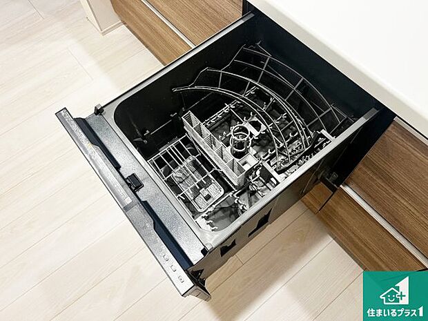 【食器洗浄乾燥機】食事後の一仕事、食器洗いをボタン一つでお任せできちゃいます！場所を取らないビルトイン式なので、お料理スペースもしっかり確保！