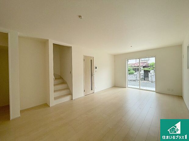 【居間・リビング】シンプルなリビングは、観葉植物等のインテリアを楽しめますね!パパ好みにも、ママ好みにも家具次第で雰囲気を変えることができます!