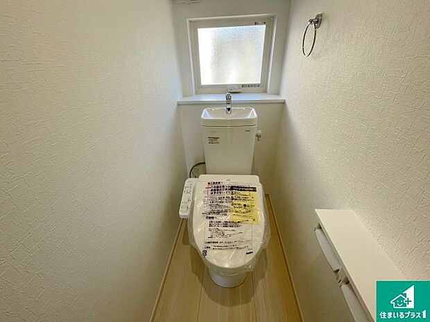 【トイレ】1・2階の2ヶ所にあるので、朝の忙しい時間の順番待ちもなく、深夜の利用にも大変便利です。