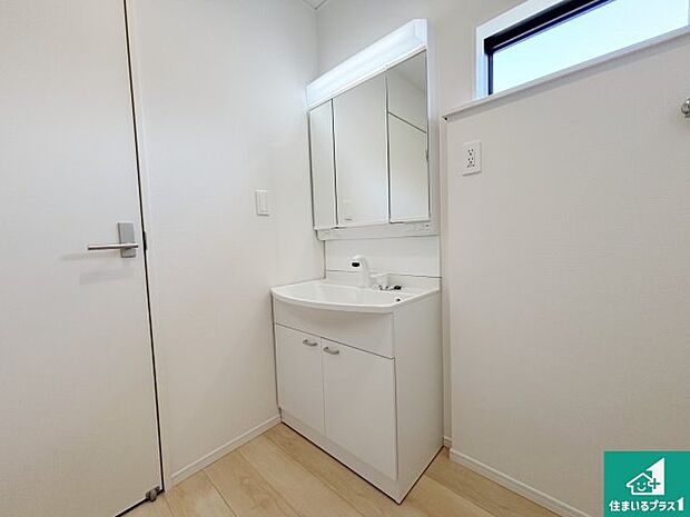 【独立洗面台】清潔感のある洗面台です。フラットな鏡は掃除がしやすく毎日清潔！鏡裏には収納があるのでスッキリとした洗面台が保てます。