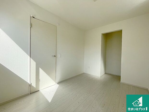 【洋室】シンプルな洋室は、自分好みのインテリアが楽しめます♪ご家族とインテリアや家具を選びに行くのは新築購入時の醍醐味の一つです。ぜひお楽しみください♪