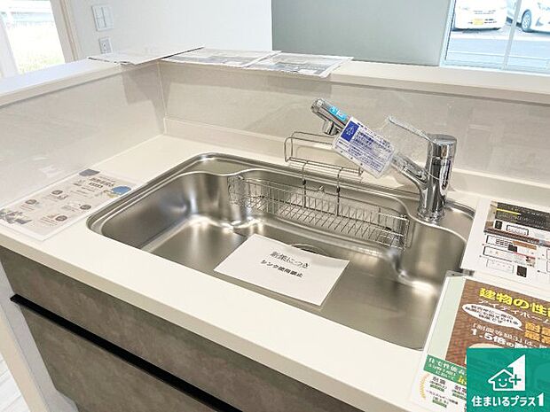 【キッチンシンク】蛇口の先端に浄水器を内蔵しています！原水と浄水、お湯と冷水、シャワーの切替えがワンタッチなので用途によって使い分けられます。