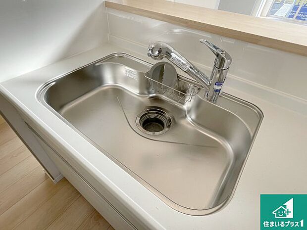 【キッチンシンク】蛇口の先端に浄水器を内蔵しています!原水と浄水、お湯と冷水、シャワーの切替えがワンタッチなので用途によって使い分けられます。
