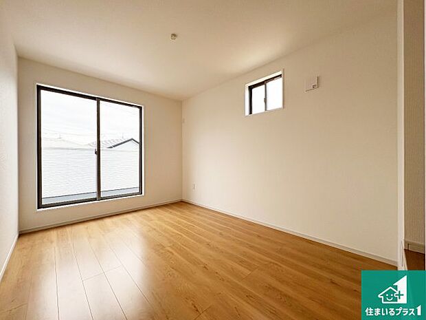 【洋室】シンプルな洋室は、自分好みのインテリアが楽しめます♪ご家族とインテリアや家具を選びに行くのは新築購入時の醍醐味の一つです。ぜひお楽しみください♪