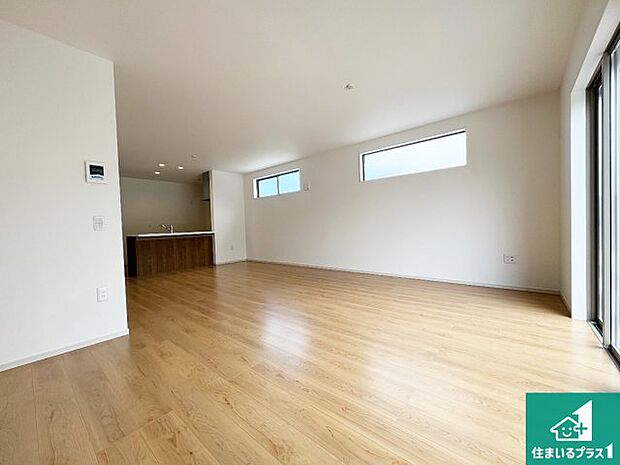 【居間・リビング】日当たり良好の明るいリビングで朝の目覚めもスッキリできそう！対面キッチンでご家族のコミュニケーションも自然と増える設計！小さなお子様が遊ぶスペースを作っても広々とくつろげるLDK！