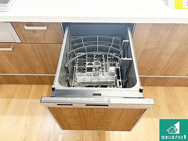 【食器洗い乾燥機】食事後の一仕事、食器洗いをボタン一つでお任せできちゃいます！場所を取らないビルトイン式なので、お料理スペースもしっかり確保！ 